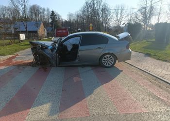 Dwa uszkodzone auta po&nbsp;drifcie 21-latka w&nbsp;Osieku Jasielskim