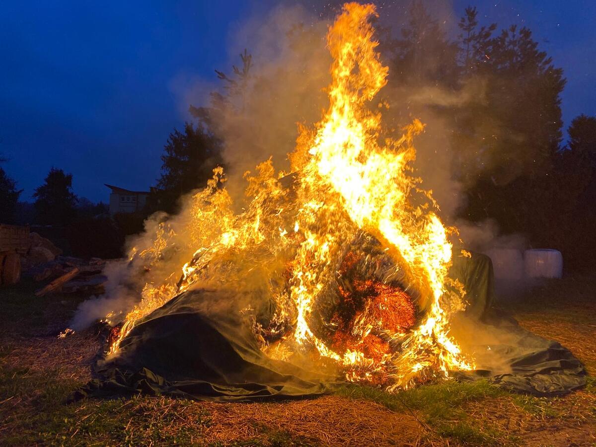 Policja zatrzymała 30-latka, który podpalił siano na posesji rodziców - Polskie Radio Rzeszów