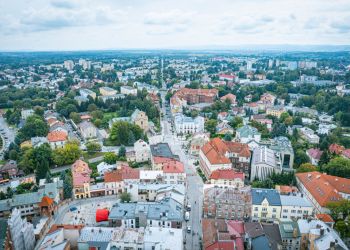 Zmiany w&nbsp;organizacji ruchu w&nbsp;Krośnie. Zakazy parkowania i&nbsp;zamknięte ulice podczas majówki