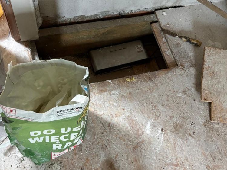 Skrytka w&nbsp;podłodze i&nbsp;dwa kilogramy narkotyków