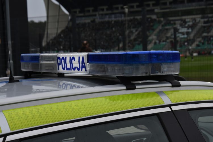 Wnieśli alkohol na&nbsp;mecz. Muszą zapłacić po&nbsp;2 tys. zł grzywny