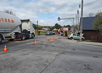 Zderzenie ciężarówki z&nbsp;osobówką na&nbsp;DK19 w&nbsp;Połomi. Droga całkowicie zablokowana [AKTUALIZACJA]