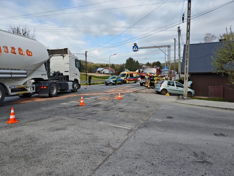 Zderzenie ciężarówki z&nbsp;osobówką na&nbsp;DK19 w&nbsp;Połomi. Droga całkowicie zablokowana [AKTUALIZACJA]