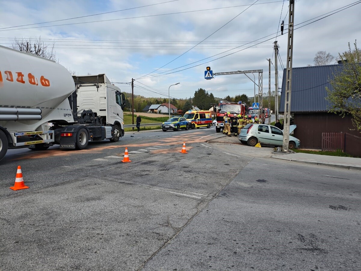Zderzenie cysterny z osobówką na DK19 w Połomi. Ranny 41-letni kierowca [AKTUALIZACJA] - Polskie Radio Rzeszów