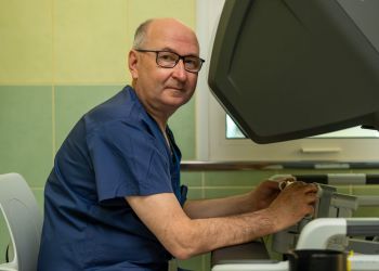 500 operacji robotem da Vinci. Prof.&nbsp;Tomasz Kluz z&nbsp;ważnym osiągnięciem