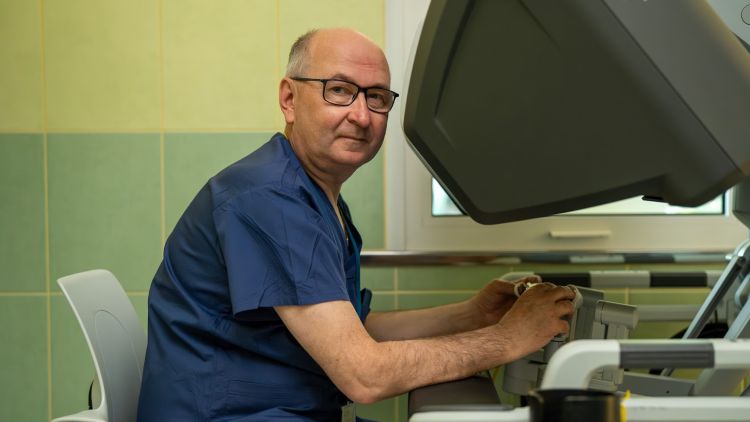 500 operacji robotem da Vinci. Prof.&nbsp;Tomasz Kluz z&nbsp;ważnym osiągnięciem