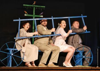 „Niebieski wóz” – jubileuszowy spektakl Janusza Pokrywki