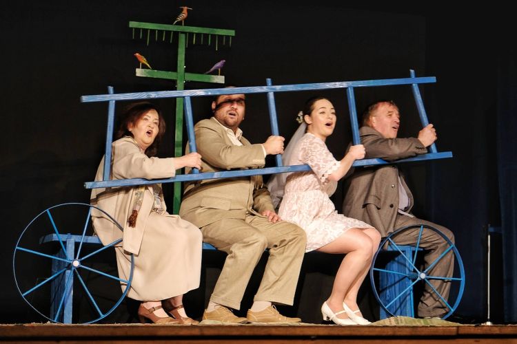 „Niebieski wóz” – jubileuszowy spektakl Janusza Pokrywki