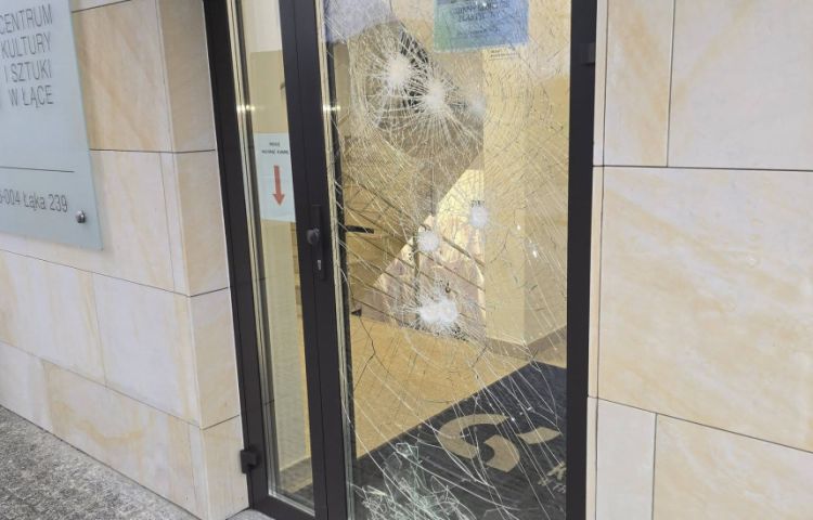 Wandalizm w&nbsp;Łące. Zniszczone centrum kultury i&nbsp;ośrodek zdrowia, placówki zamknięte