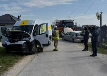 Kolizja w&nbsp;Przecławiu. Samochód osobowy zderzył się z&nbsp;busem