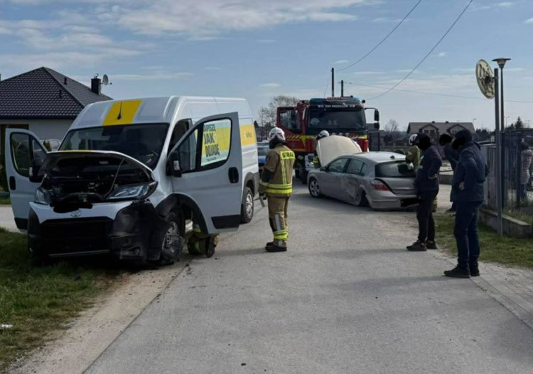 Kolizja w&nbsp;Przecławiu. Samochód osobowy zderzył się z&nbsp;busem