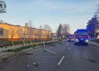 Nissan uderzył w&nbsp;Sanoku w&nbsp;barierki i&nbsp;ściął latarnię