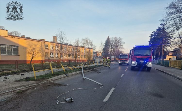 Nissan uderzył w&nbsp;Sanoku w&nbsp;barierki i&nbsp;ściął latarnię