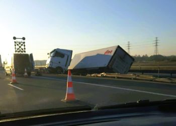 Utrudnienia na&nbsp;A4 w&nbsp;Mrowli. Przewrócona ciężarówka blokuje pas ruchu