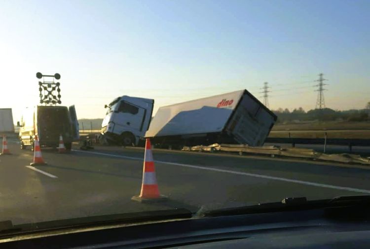 Utrudnienia na&nbsp;A4 w&nbsp;Mrowli usunięte. Ruch odbywa się już bez&nbsp;przeszkód [AKTUALIZACJA]