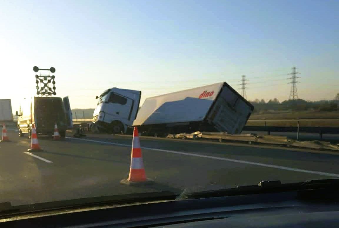 A4 częściowo odblokowana w kierunku Korczowej po wypadku ciężarówki [AKTUALIZACJA] - Polskie Radio Rzeszów