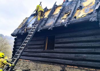 Pożar budynku magazynowego w&nbsp;Kalnicy – wspólne działania wielu jednostek straży pożarnej