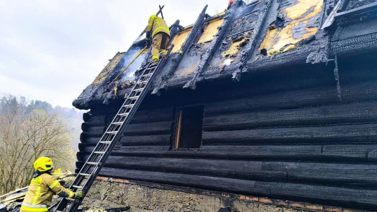 Pożar budynku magazynowego w&nbsp;Kalnicy – wspólne działania wielu jednostek straży pożarnej