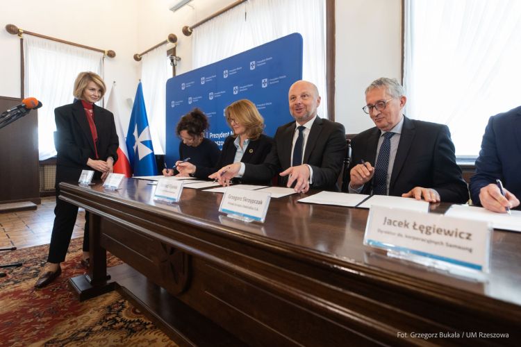 Góry śmieci w Rzeszowie. Jest pomysł, jak to zmienić. Powstanie Centrum Elektro Ekologii 1 - Polskie Radio Rzeszów Góry śmieci w Rzeszowie. Jest pomysł, jak to zmienić. Powstanie Centrum Elektro Ekologii