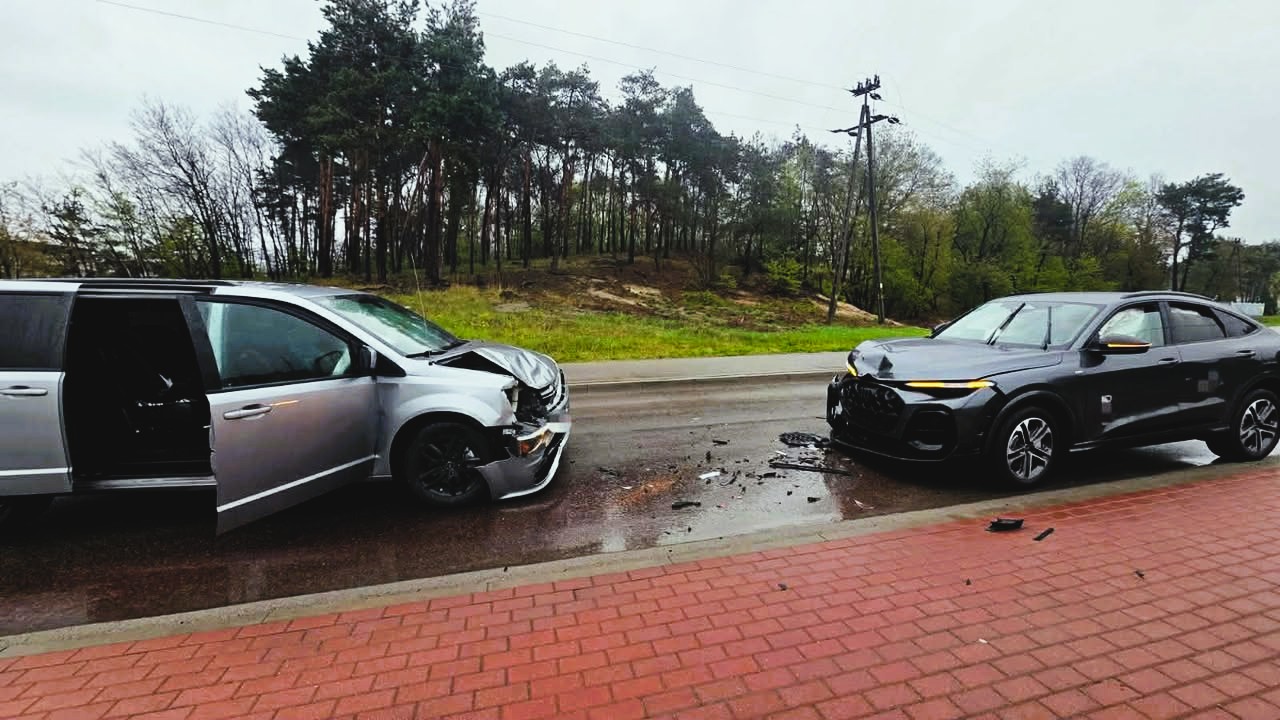 Zderzenie czołowe dwóch samochodów w Mielcu – trzy osoby w szpitalu - Polskie Radio Rzeszów