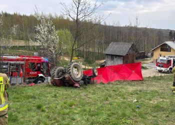 Śmiertelny wypadek w&nbsp;Zwierniku. 54-latek zginął przygnieciony przez&nbsp;ciągnik