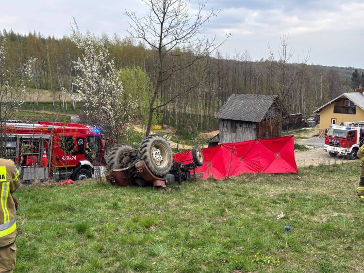 Śmiertelny wypadek w&nbsp;Zwierniku. 54-latek zginął przygnieciony przez&nbsp;ciągnik