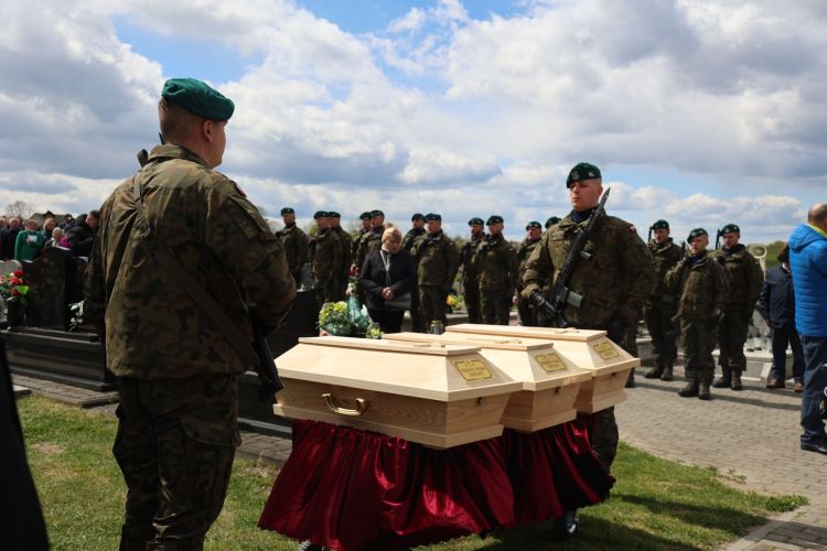 Uroczysty pogrzeb partyzantów w&nbsp;Woli Raniżowskiej. Po&nbsp;80 latach spoczęli z&nbsp;honorami