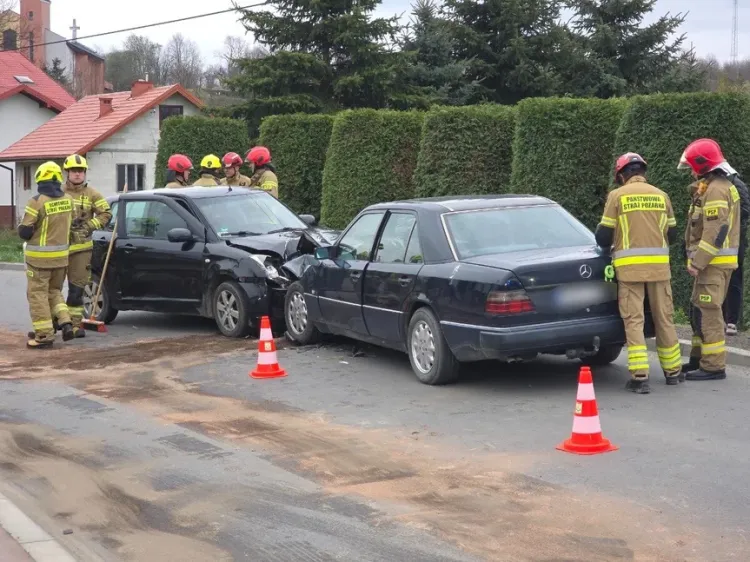 Czołowe zderzenie w&nbsp;Rogach koło Miejsca Piastowego. Trzy osoby ranne [AKTUALIZACJA]