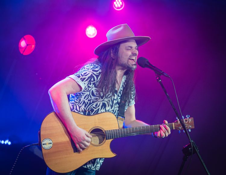 Muzyka z&nbsp;duszą i&nbsp;emocją. Maciej Lipina zagrał w&nbsp;Polskim Radiu Rzeszów