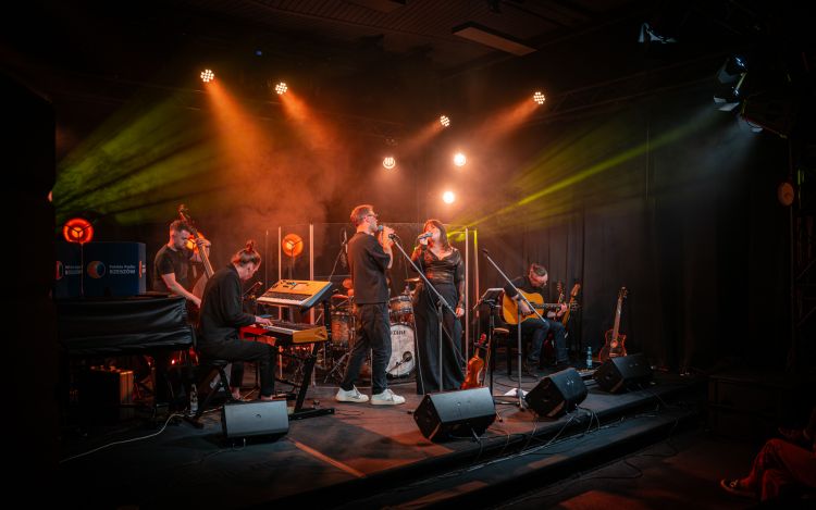 Muzyka Seweryna Krajewskiego w nowej odsłonie - koncert Pauliny Muzyczki i Jakuba Prachowskiego z zespołem - Polskie Radio Rzeszów