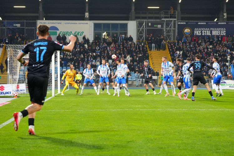 Trwają derby regionu. Stal Mielec – Stal Rzeszów [WYNIKI]