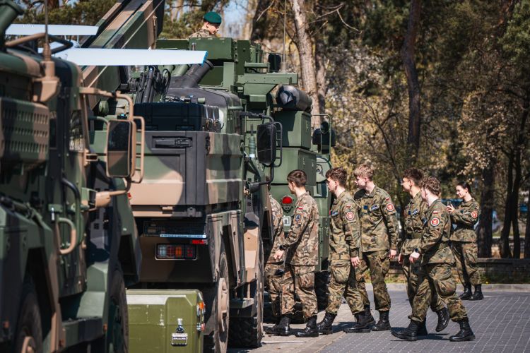 W Stalowej Woli rozpoczęły się Wojskowe Targi Służby i Pracy [ZDJĘCIA] - Polskie Radio Rzeszów