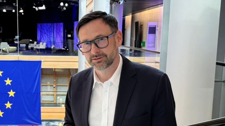 Parlament Europejski uchylił immunitety czterem europosłom. Obajtek i&nbsp;Buczek komentują