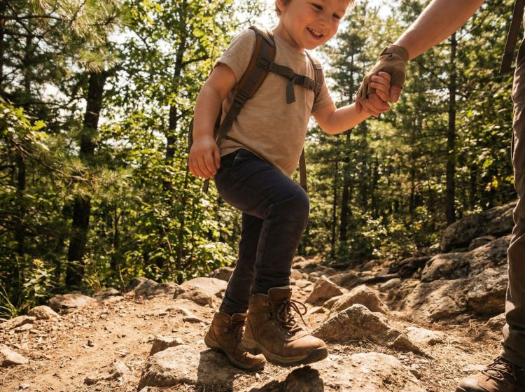 Górskie wędrówki z&nbsp;dziećmi: dlaczego dobre buty trekkingowe dla dzieci to&nbsp;podstawa