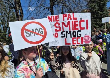 Antysmogowy happening w&nbsp;Tyczynie. Młodzież apeluje o&nbsp;czyste powietrze