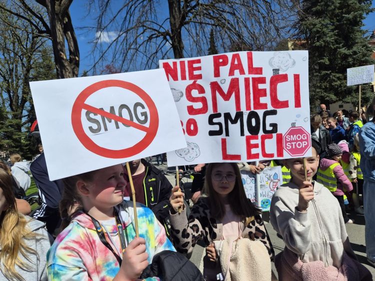 Antysmogowy happening w&nbsp;Tyczynie. Młodzież apeluje o&nbsp;czyste powietrze