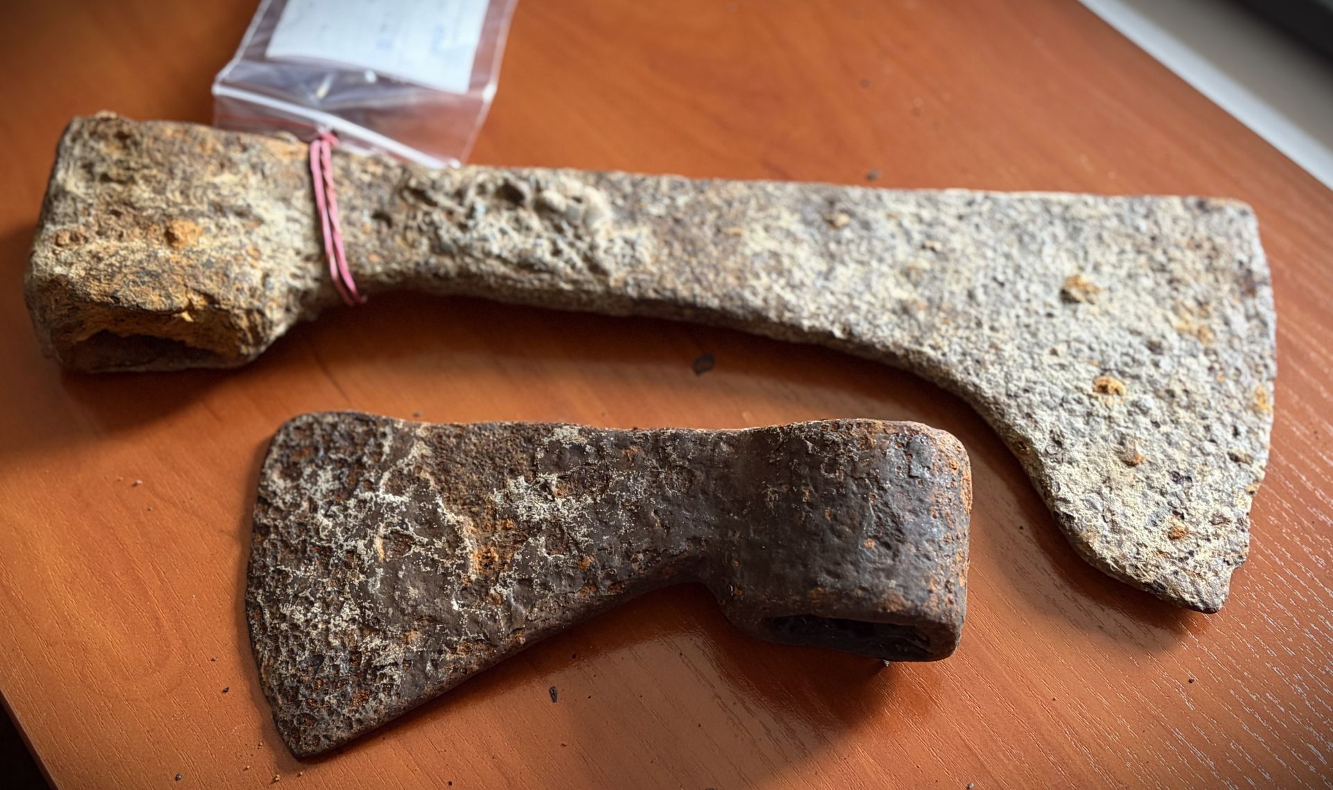 Średniowieczne topory wyłowione z Wisłoka. Unikatowy projekt i badania Muzeum Okręgowego w Rzeszowie 4 - Polskie Radio Rzeszów Średniowieczne topory wyłowione z Wisłoka. Unikatowy projekt i badania Muzeum Okręgowego w Rzeszowie - Polskie Radio Rzeszów