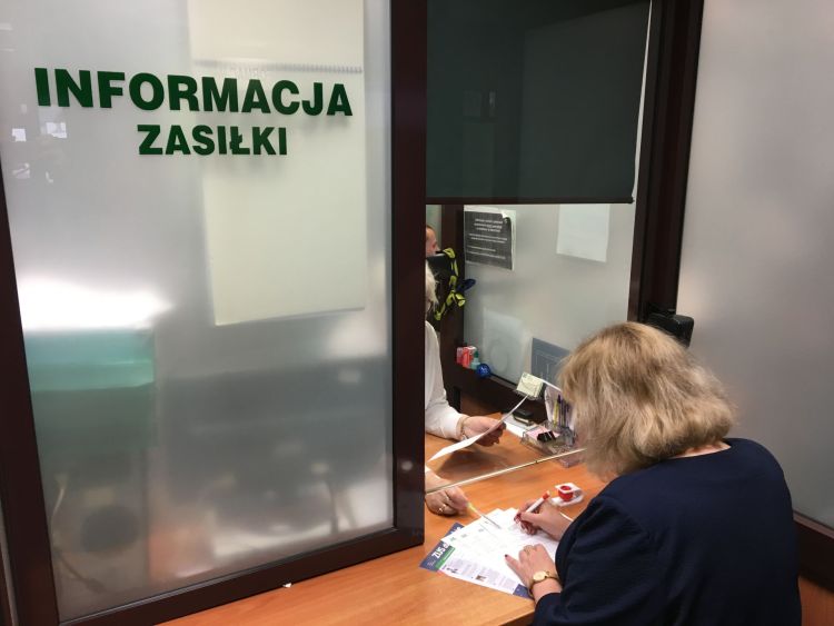 Nowe przepisy o zwolnieniach lekarskich. ZUS zaostrza zasady kontroli L4 1 - Polskie Radio Rzeszów Nowe przepisy o zwolnieniach lekarskich. ZUS zaostrza zasady kontroli L4