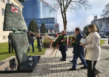 Rocznica katastrofy smoleńskiej. Uroczystości przy pomniku w Rzeszowie 2 - Polskie Radio Rzeszów Rocznica katastrofy smoleńskiej. Uroczystości przy pomniku w Rzeszowie - Polskie Radio Rzeszów