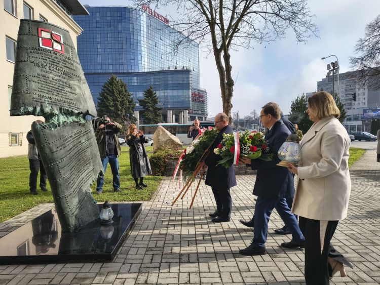 Rocznica katastrofy smoleńskiej. Uroczystości przy pomniku w Rzeszowie - Polskie Radio Rzeszów