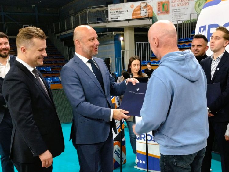 Rekordowe wsparcie dla sportu w Rzeszowie. 3 miliony złotych dla klubów 1 - Polskie Radio Rzeszów Rekordowe wsparcie dla sportu w Rzeszowie. 3 miliony złotych dla klubów