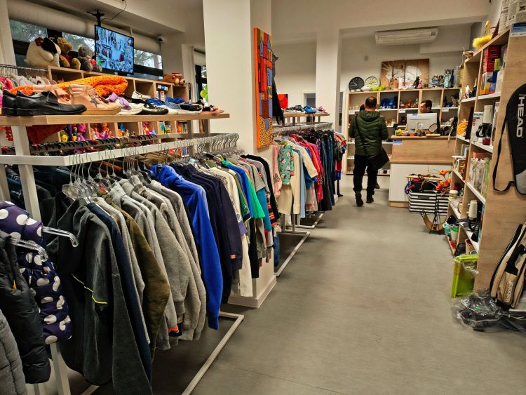 Sklep społeczny w Dębicy już działa. Mieszkańcy chętnie pomagają - Polskie Radio Rzeszów