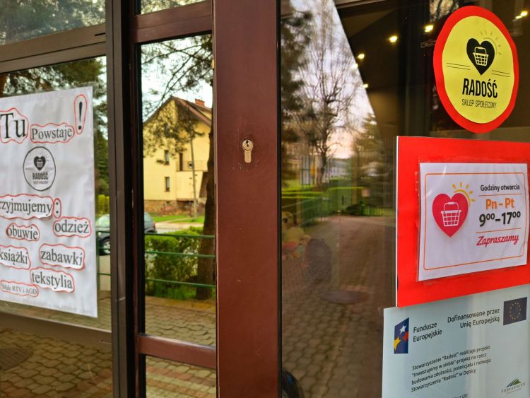 Sklep społeczny w Dębicy już działa. Mieszkańcy chętnie pomagają - Polskie Radio Rzeszów