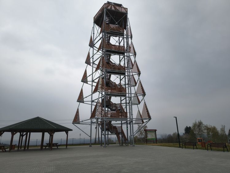 Wieża widokowa w&nbsp;Wisowej przyciąga turystów. Powstaną nowe atrakcje