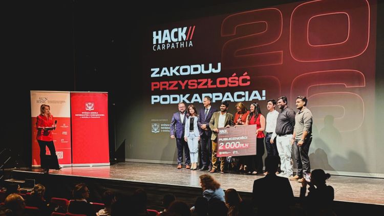 Innowacyjne pomysły i&nbsp;młode talenty na&nbsp;HackCarpathii. Laureaci głównej nagrody z&nbsp;aplikacją dla młodych dziewcząt