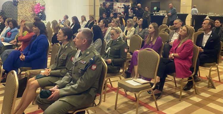 Coraz więcej kobiet w&nbsp;służbach związanych z&nbsp;obronnością