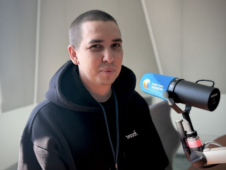 Dlaczego psy liżą? Eksperci wyjaśniają, kiedy to&nbsp;czułość, a&nbsp;kiedy sygnał stresu lub choroby