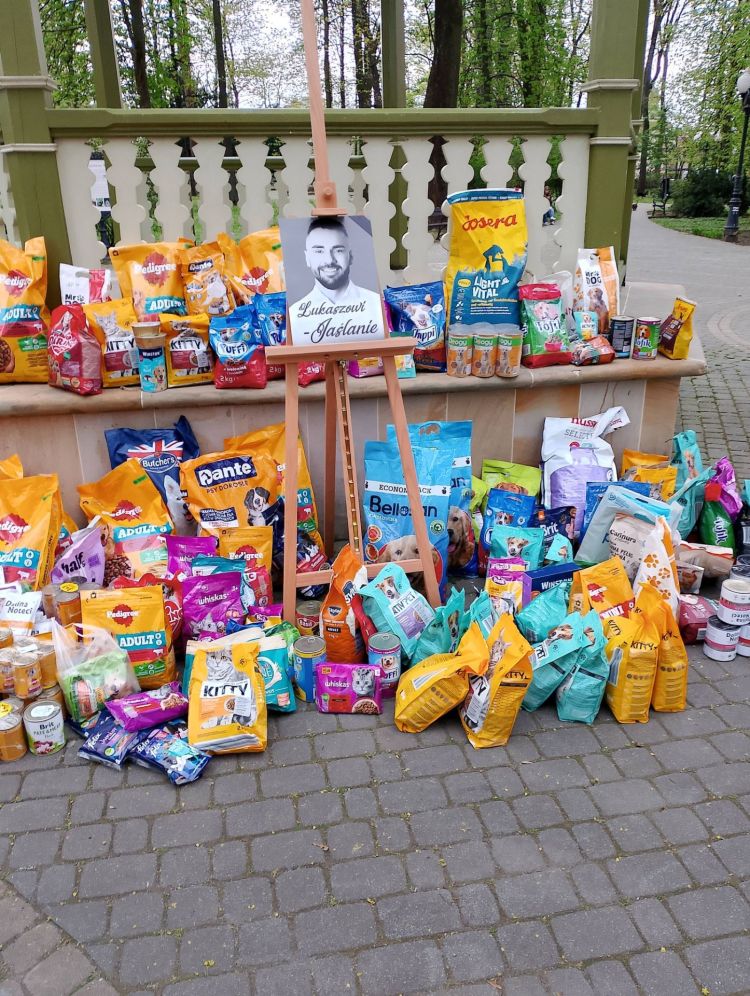 Jaślanie zebrali tonę karmy dla zwierząt. Akcja w&nbsp;hołdzie Łukaszowi Litewce