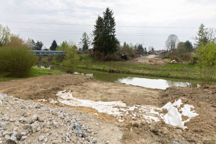 Ruszyła budowa kładki na&nbsp;Strugu w&nbsp;Rzeszowie. Inwestycja poprawi komunikację na&nbsp;Drabiniance