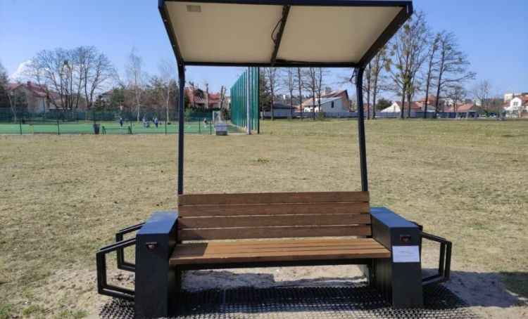 W Mielcu pojawiła się nowoczesna smart ławka 1 - Polskie Radio Rzeszów W Mielcu pojawiła się nowoczesna smart ławka